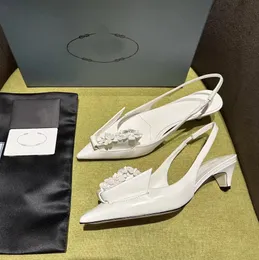 Het beste merk slingbacks dames lederen patchwork luxe designer sandalen 4,5 cm lage hak casual bloemen decoratieve enkelband klassieke puntige feestschoenen