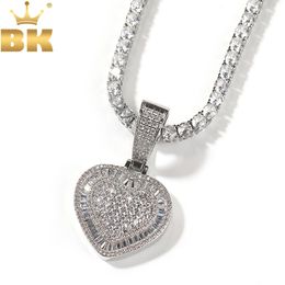 The Bling King Baguettecz Heart Pendant Necklace Iced Glanse Cubic Zirconia Hihop sieraden voor meisjes vrouwen cadeau 240411