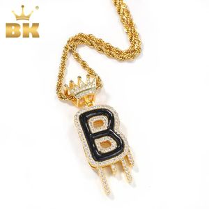 THE BLING KING Crown Water Drip Oil Bubbles Beginletter Hanger Ketting Zirconia Mannetjes Sieraden Punk Enkel Woord 240115