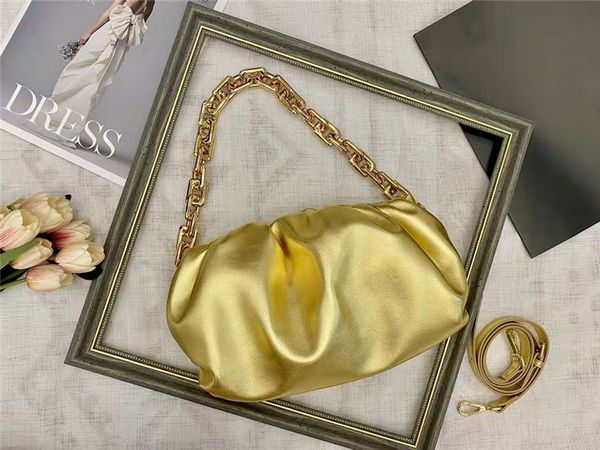 La pochette à chaîne Big Gold Chains Cloud's Bag en cuir souple véritable, sacs à bandoulière aux couleurs étonnantes, sacs à main préférés des filles de fête, Super Star recommandé, portefeuille à la mode