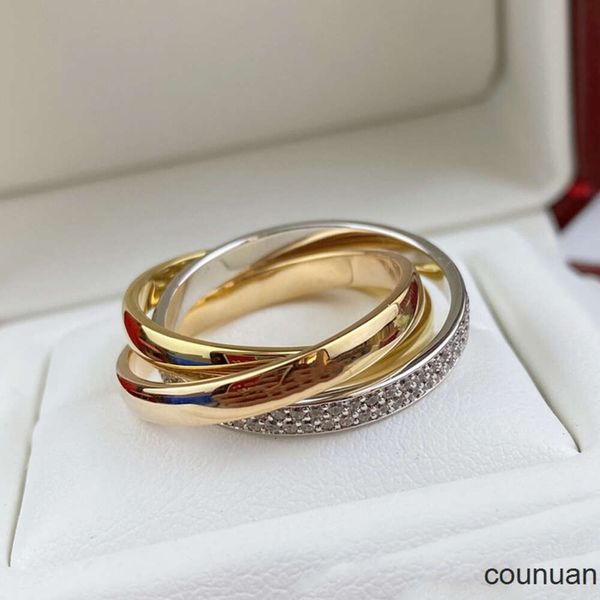 Le charme de l'anneau Trinity pour les concepteurs et les couples pour hommes.The Diamond Three Ring Cross T0P Quality plaqué Gold 18K Replica Anniversary Gift 009 009