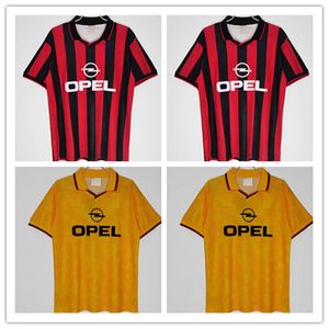 La camiseta clásica de Milán de 1995 a 1996 fue diseñada por Kaka Maldini Pirlo Gullit Shevchenko como un conjunto de camisetas de fútbol.