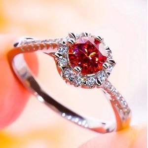 De klassieke PT950 Platinum Twisted Arm Diamond Ring voor vrouwen S925 Dazzling Group Ring met Mosan Diamond Pigeon Red Stone Ring
