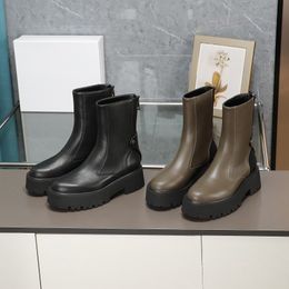 Les bottes classiques pour femmes avec fermeture éclair à l'arrière sont fortement recommandées par le célèbre créateur, avec une semelle extérieure moulée en caoutchouc et une tige de 20 cm de hauteur, taille 35-40.