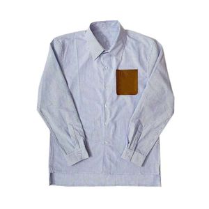 De juiste versie van Luo Jia Suede zakleer merk gestreept shirt met korte voorkant en lange split aan de achterkant ontwerp voor casual heren dames mouwen