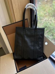 Il design curvo della borsa è molto accattivante, rendendola molto elegante e alla moda! È anche molto leggero