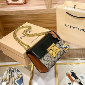 Le sac de design est à 90% de rabais sur les aisselles de la chaîne de cuir authentique de Hong Kong, petite carrée, populaire cette année
