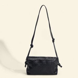 Le design des sacs pour femmes est à la mode polyvalenable à la mode et à un petit sac carré tissé haut de gamme associé à un mini sac à bandoulière de haute qualité