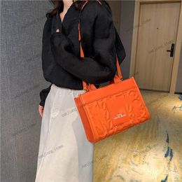 The Designer Sac 2WAY FEMMES TOTE SAG CROSSBOCK FANNY PACK PACK LOGO MAIN ROSSED SAGS 27CM Sacs à provisions de grande capacité