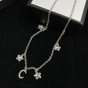 Le créateur a conçu un collier luxueux, élégant et atmosphérique, des bijoux d'amour en diamant, un cadeau d'anniversaire pour la Saint-Valentin.