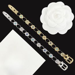 El diseñador diseñó una pulsera minimalista con ambiente y moda de alta gama como caja de regalo de Navidad y San Valentín.