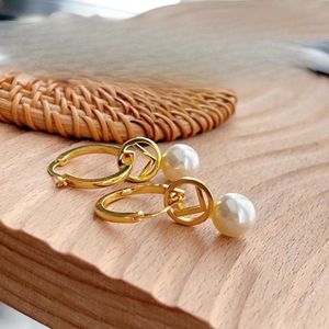 Le créateur a conçu des bijoux de boucles d'oreilles à la mode, luxueux et élégants, ainsi que des cadeaux adaptés pour Noël et le Nouvel An, Halloween.