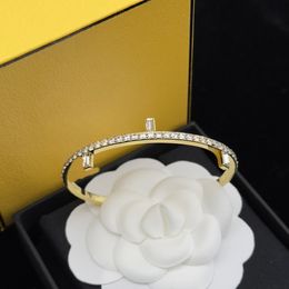 El diseñador ha diseñado una pulsera lujosa, hermosa y de alta gama, que es adecuada para el regalo de San Valentín moderno y atmosférico de las mujeres.