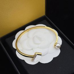 Le créateur a conçu un bracelet élégant, luxueux, haut de gamme et magnifique, qui convient au cadeau de Saint-Valentin à la mode et atmosphérique des femmes.