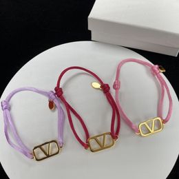 Il designer ha progettato un braccialetto elegante, di nicchia e bellissimo, adatto per il set di moda femminile. Confezione regalo di San Valentino.