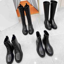 Le créateur recommande des bottes classiques. Style indépendant avec des détails impeccables. La chaussure est recommandée pour le style populaire Yards 35-41.