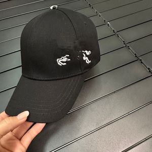 La nouvelle casquette de baseball simple brodée du créateur est populaire et très bien assortie