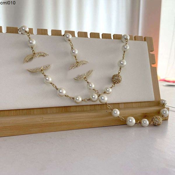 Le collier de perle de perle de style collier de concepteur en gros colliers de suspension marque double lettre plaquée en rhinaison crysatl s l2q3