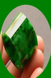 L'empereur vert naturel birman jadéite vert dragon de fer sculpté touche grand-mère couleur jade modèles masculins et féminins 3942657