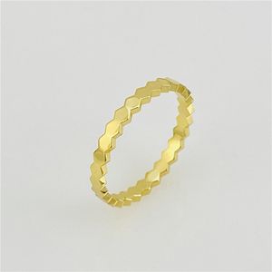 El anillo de compromiso Anillo para hombres y mujeres Anillo de oro de lujo Joyería de diseñador Fiesta Regalo de aniversario Joyería clásica de acero inoxidable chapada en oro de 18 k