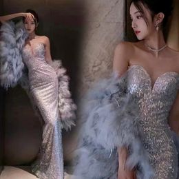 Les paillettes de plumes mariée brillant bling longtemps sur la sirène épaule même des perles de robe cristaux mère de robes de marié plus taille robes de bal en soirée habillent s