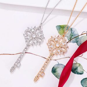 De eerste keuze voor modegodinnen!18K roségouden lichte luxe sleutelbeenketting, ronde diamanten ingelegde sleutelketting voor dames, die charmante charme uitstraalt.