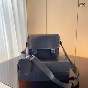 Le design du sac à rabat est simple, léger et cool ! À la mode!