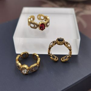 De door de sieradenontwerper ontworpen gouden ring is een open trouwring voor meisjes die lichte luxe en een eenvoudig temperament combineert