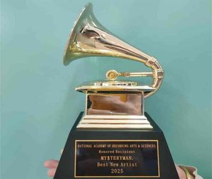 THE GRAMMYS Awards Gramophone Metal Trophy door NARAS Leuk cadeau Souvenircollecties Lettering283w2807603