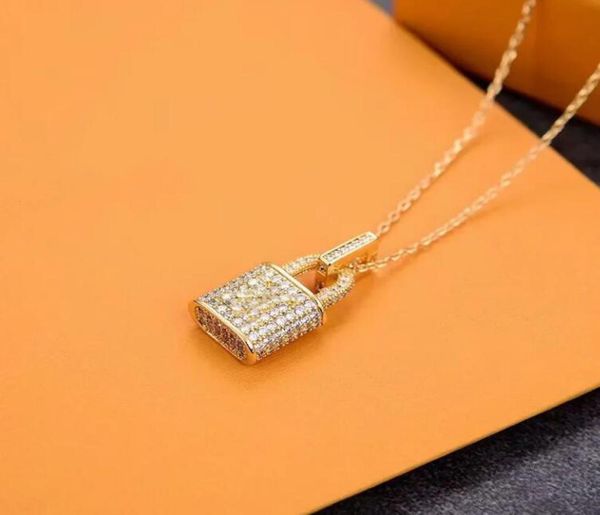 La alta calidad de joyería de lujo colgantes de cadena de oro envío gratuito diseñador de bisutería Collar de bloqueo de diamantes completo regalo embalaje original 5328311