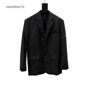 El traje minimalista negro de la familia B versión alta está confeccionado en mezcla de lana y finamente cortado, lo que lo hace versátil y adecuado para hombres y mujeres balenciga.