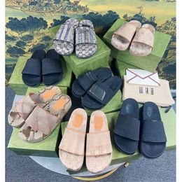 De heetste collectie zomerslippers van 2024 Designer Slippers Heren Dames Slippers Leer Rubberen Sandaal Afdrukken Platform Schoenen Mode Casual Gestreepte Slipper