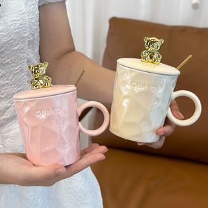 La dernière tasse à café en céramique ours géométrique de 10,1 oz avec un couvercle avec de nombreux styles, prend en charge la personnalisation de n'importe quel logo