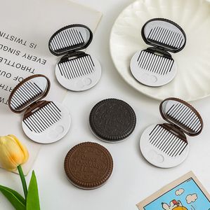 De nieuwste 6.5X1.2CM verlichte make-upspiegel Sandwich Cake Makeup Mirror veel kleuropties ondersteunen voor aangepast logo