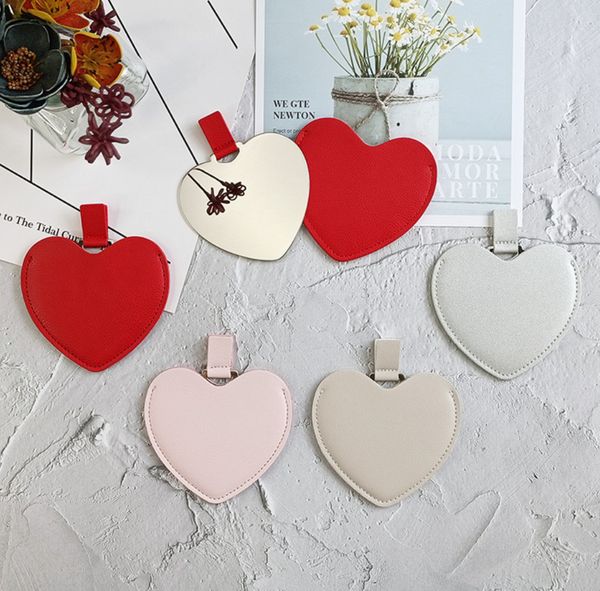 Le dernier miroir de courtoisie éclairé de 7,5 x 6,9 cm a conduit le miroir de maquillage en acier inoxydable coeur d'amour portable PU de nombreuses options de couleur prennent en charge le logo personnalisé