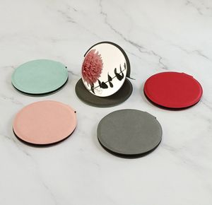 Le dernier miroir de courtoisie éclairé de 7,5 x 7,25 cm a conduit un miroir de maquillage portable rond en acier inoxydable PU de nombreuses options de couleur prennent en charge le logo personnalisé