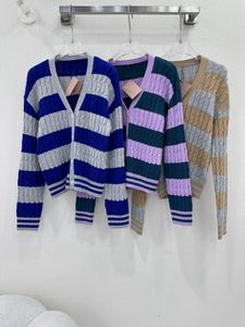 La dernière nouveauté automne/hiver 2023 ! Cardigan tricoté à rayures Fried Dough Twists de couleur contrastée ! Le haut du corps passe instantanément au style universitaire