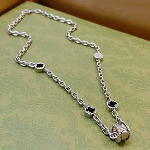 Le dernier collier de chaîne a été en détresse et associé à une chaîne à la mode avec une longueur de 60 cm et un pendentif avec des fleurs gravées.Seule la meilleure qualité est faite