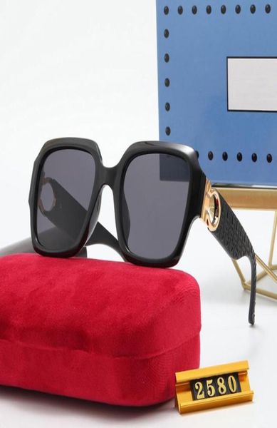 Les derniers lunettes de soleil classiques du cadre noir classiques vins Red Twopiece accessoires de mode Gold Logo Noble Temperament Catwalk Show NE2161776
