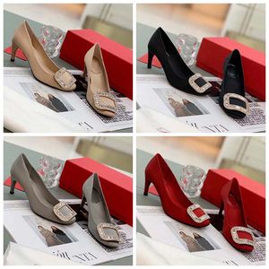 De nieuwste designer schoenen modieuze vrouwen sandalen hoge hakken puntige kristallen gesp sandalen gemaakt van echt leer verhoogd met 6,5 cm en featured sexy rood