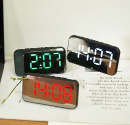 De nieuwste bureauklok, creatieve gespiegelde elektronische klok, nachtkastje snooze, eenvoudige LED met temperatuurweergave, variëteitstijlen om uit te kiezen, ondersteunen op maat gemaakte logo