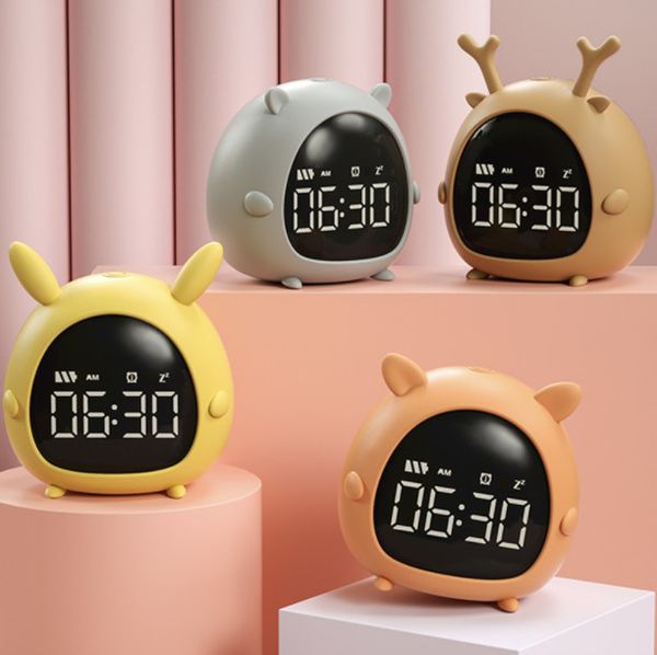 La dernière horloge de bureau, mini réveil elfe, chargement USB pour enfants et étudiants, sourdine de chevet de dessin animé numérique LED, personnalisation du support