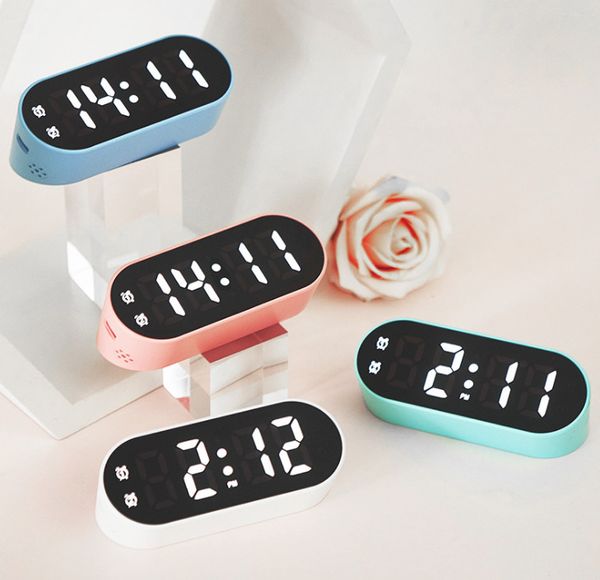 La dernière horloge de bureau, portable, réveil multifonction LED couleur bonbon pour les étudiants avec compte à rebours, prend en charge le logo personnalisé