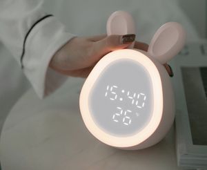 Les dernières horloges de bureau, lapin de temps mignon chargeant LED numérique lumineuse avec horloge électronique de dessin animé pour enfants et étudiants légers