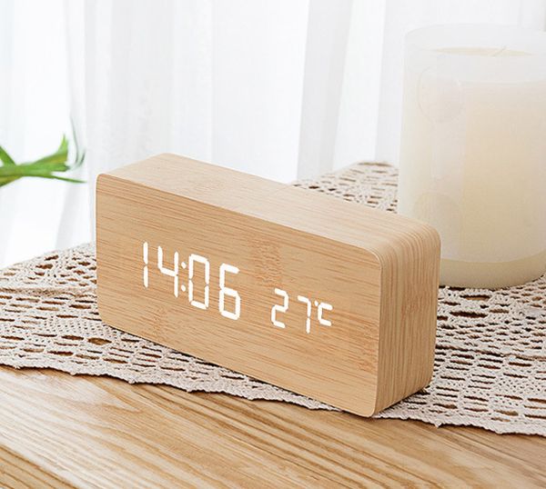 Los últimos relojes de escritorio, reloj despertador electrónico de madera LED inteligente, temperatura silenciosa luminosa, pantalla dual USB, compatible con logotipo personalizado