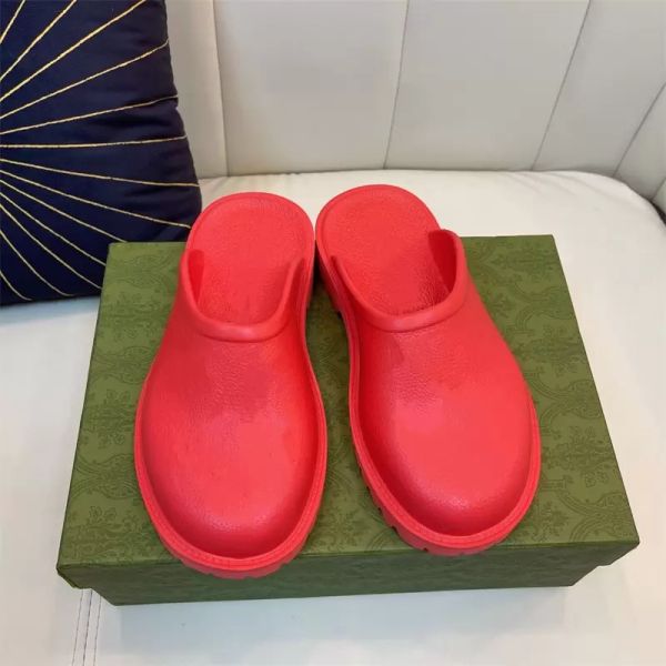 Les dernières pantoufles haut de gamme Dongdong en 2022, avec un prix départ usine élevé, un poinçonnage à fond plat et un design sculpté, et des pieds confortables. Thi