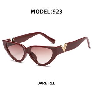 De nieuwste modieuze kattenoog dames zonnebril klein frame v -vormig goud gedecoreerde pc frame strepen persoonlijkheidsfeestje catwalk glamour trendy dames zonnebril