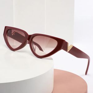 Les derniers lunettes de soleil pour femmes à la mode pour femmes en forme de chat en forme en or en forme de came de personnalité de personnalité glamour glamour