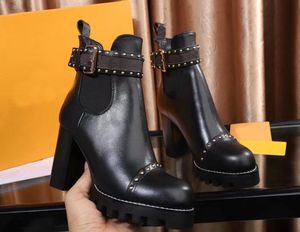 Botas de diseñador de primera calidad para mujer, hebilla de cinturón negro a la moda, botas gruesas de cuero Martin cálidas desnudas, botas de invierno para mujer, zapatos de motocicleta, talla 35-42