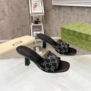 Les dernières sandales mules en maille ornées de forets chauds Sandales pop élégantes avec des pantoufles en cuir confortables pour les chaussures d'usine de créateurs pour femmes